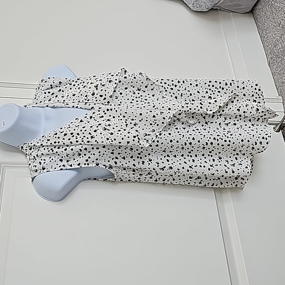 Rw-co ruffle sleevless crepe blouse - Picture 3 of 6